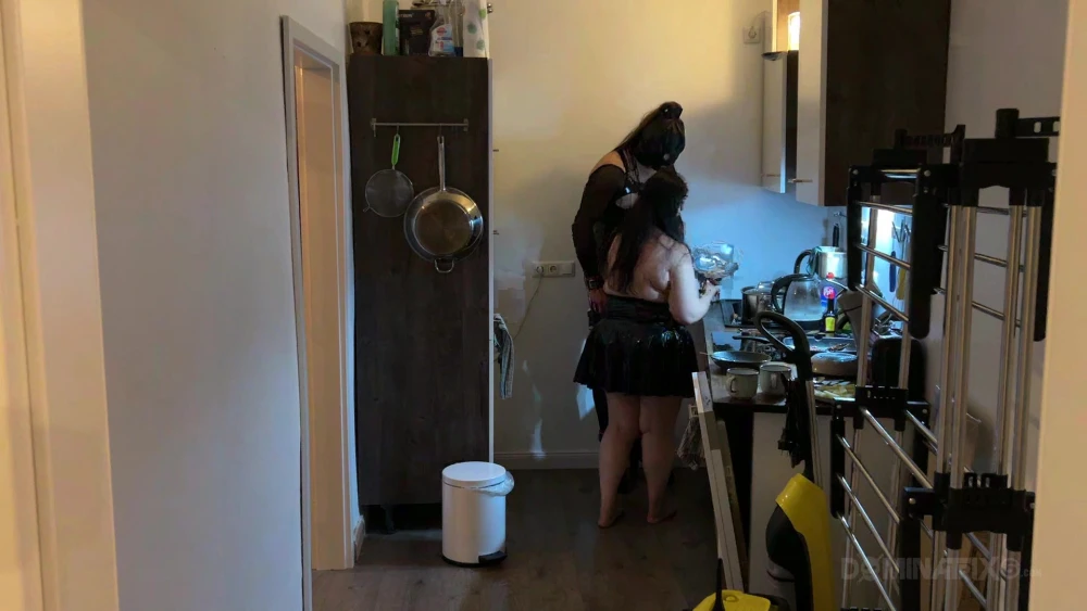 Küchen-Sissy in Heels bestraft - Schwanz-Klapse, Arsch-Paddel & Nippel-Zwist: Ansehen auf EroticOnly.DE